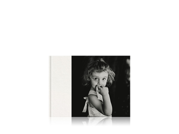 Álbum fotográfico de bebê Landscape Premium com capa 3/4 de uma menina.