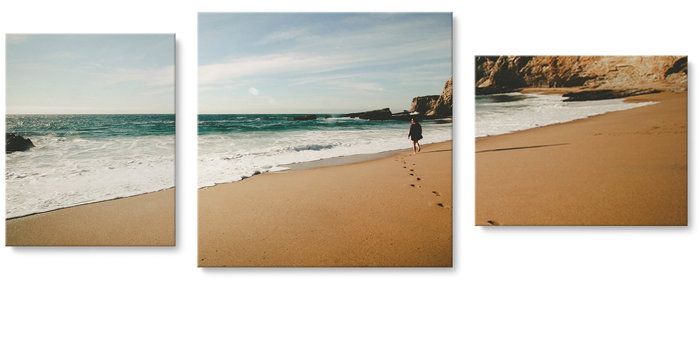 Três impressões em tela de uma praia pendurada em uma parede. Uma tela de retrato, uma tela quadrada e uma tela de paisagem.