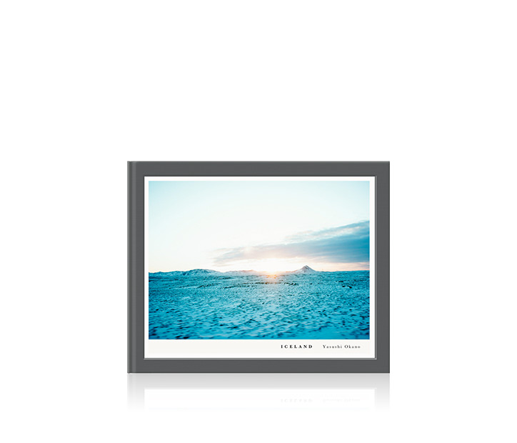 Álbum clássico de fotos de viagem em formato paisagem com uma foto de paisagem da Islândia na capa.