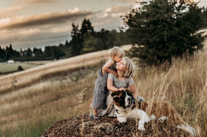 https://cdn.milkbooks.com/media/13657/familyphotoideas-cover.jpg