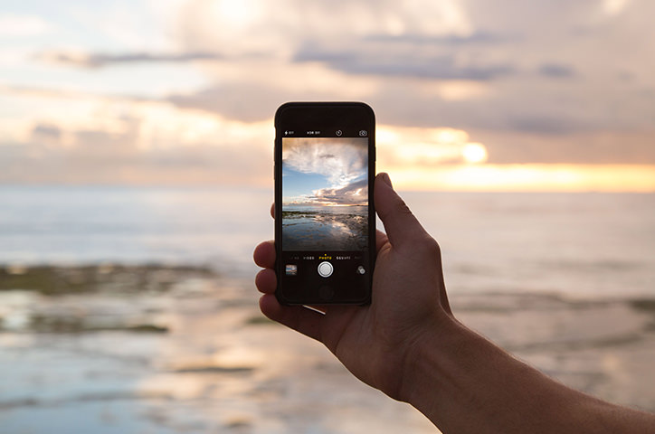 https://cdn.milkbooks.com/media/2561/howtotakegreatphotosonyourphone-cover.jpg