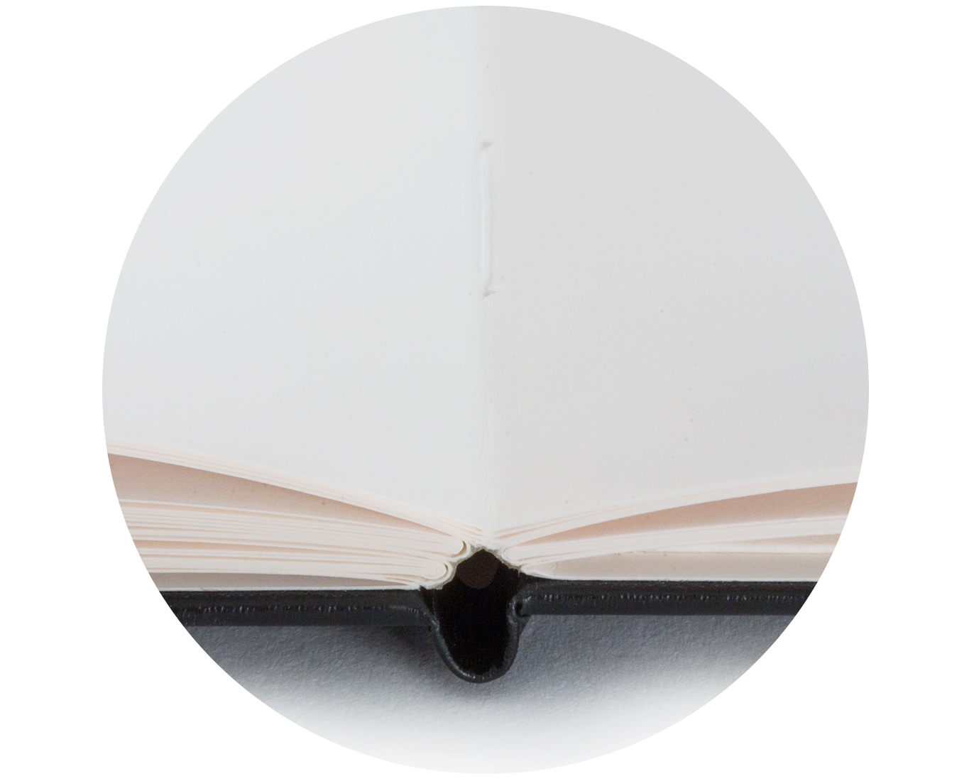 Fotolivro Moleskine com encadernação costurada a céu aberto.