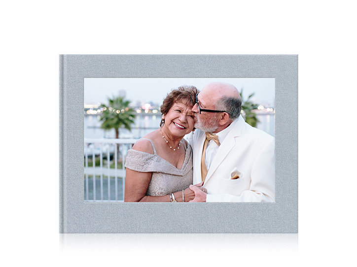 Álbum de fotos cinza premium com um casal apaixonado na capa.