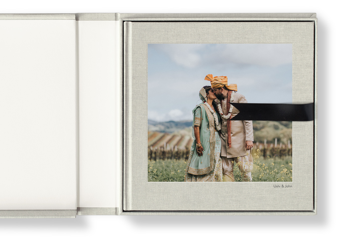 Álbum de fotos quadrado de alta qualidade em caixa de apresentação a condizer, com fita de seda fina para levantar.
