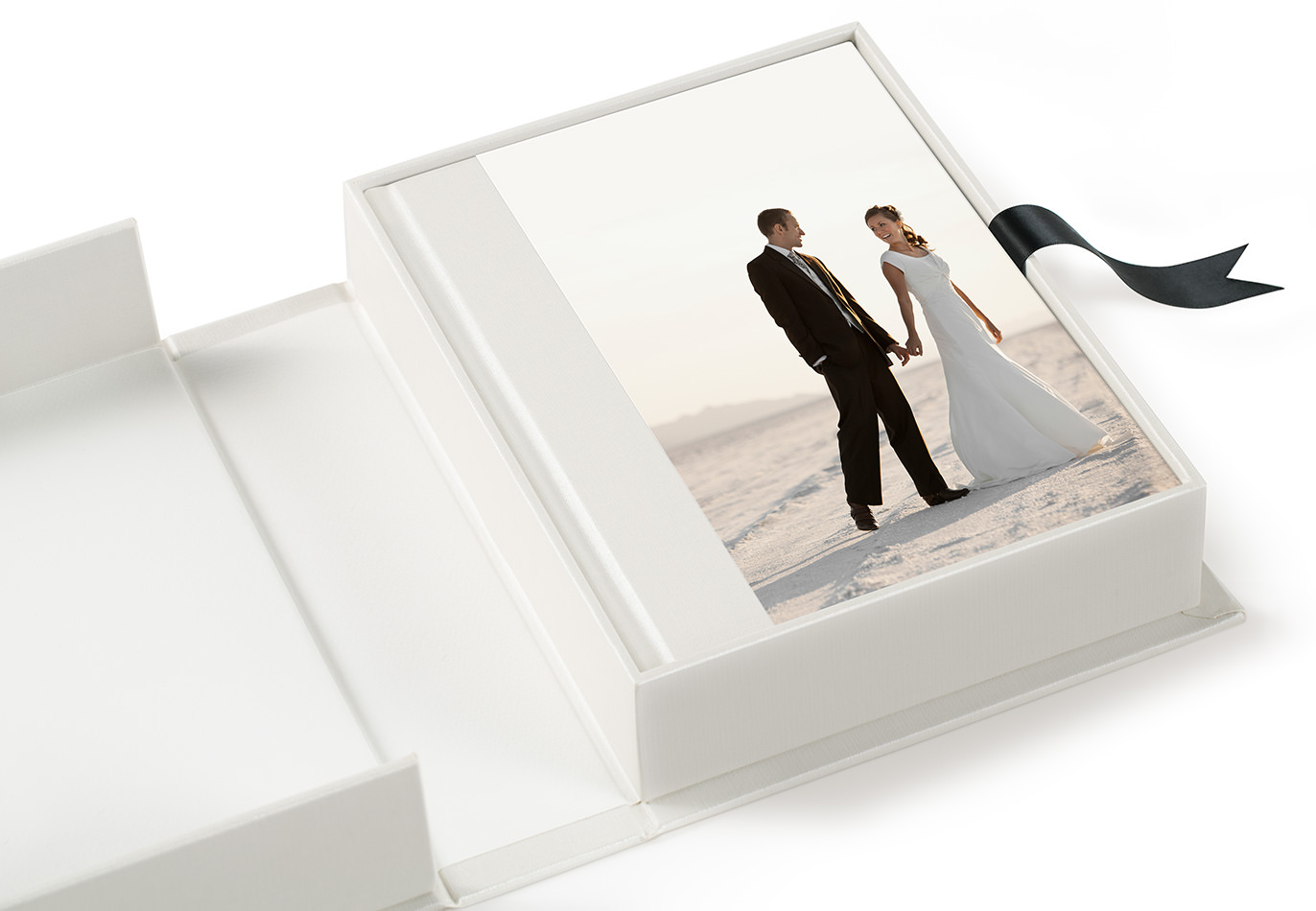 Caixa de apresentação aberta com livro de casamento.