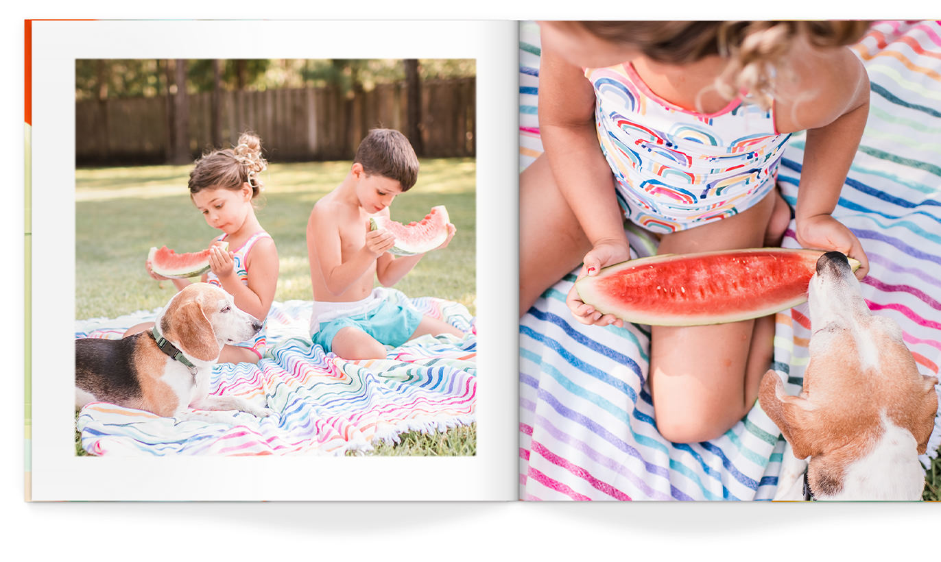 Livro de fotos de capa mole aberto com crianças comendo melancia.