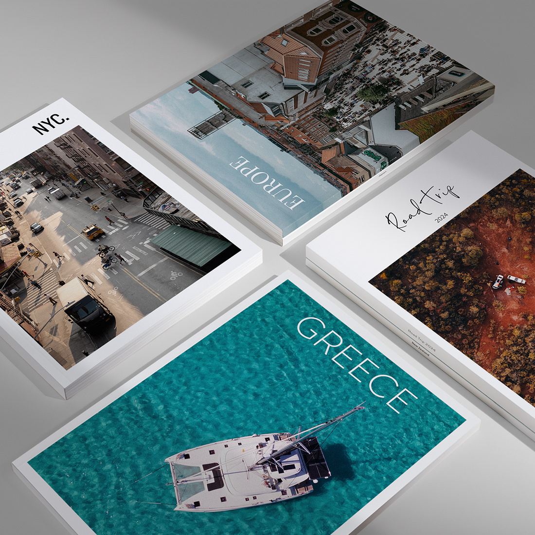 Quatro revistas de viagem diferentes, uma ao lado da outra.
